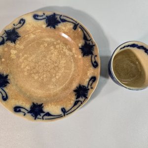 Assiett och kaffekopp, flytande blått, kraftigt missfärgade, Göteborg