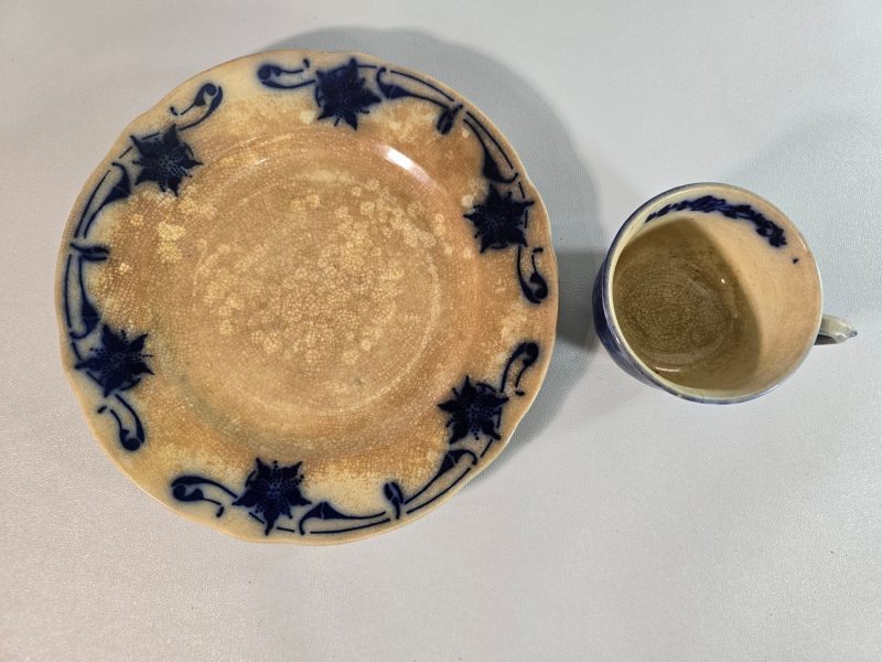 Assiett och kaffekopp, flytande blått, kraftigt missfärgade, Göteborg