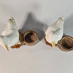 Ett par ljushållare i keramik, Fiskmåsar 1185