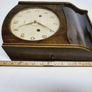 Elegant Väggklocka från Kienzle – Klassisk Design i Trä
