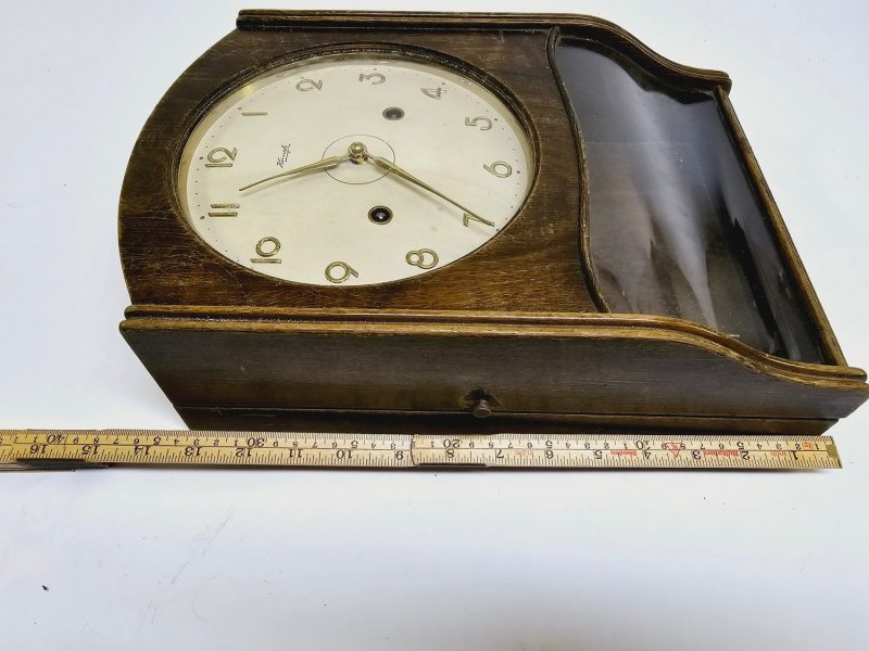 Elegant Väggklocka från Kienzle – Klassisk Design i Trä