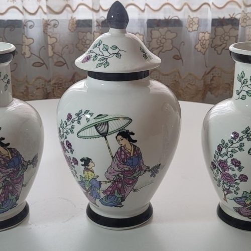 3 delar porslin, en lockurna och 2st vaser