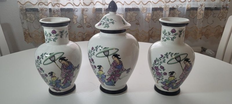3 delar porslin, en lockurna och 2st vaser