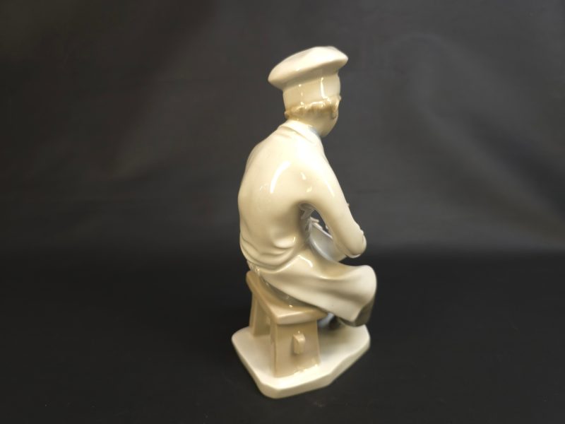 Elegant Porslinsfigur – Bagare i Arbete