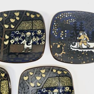 Set med Årsplattor från Arabia Finland – Design av Raija Uosikkinen