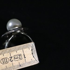 Ring och 1 örhänge med pärla, okänd material