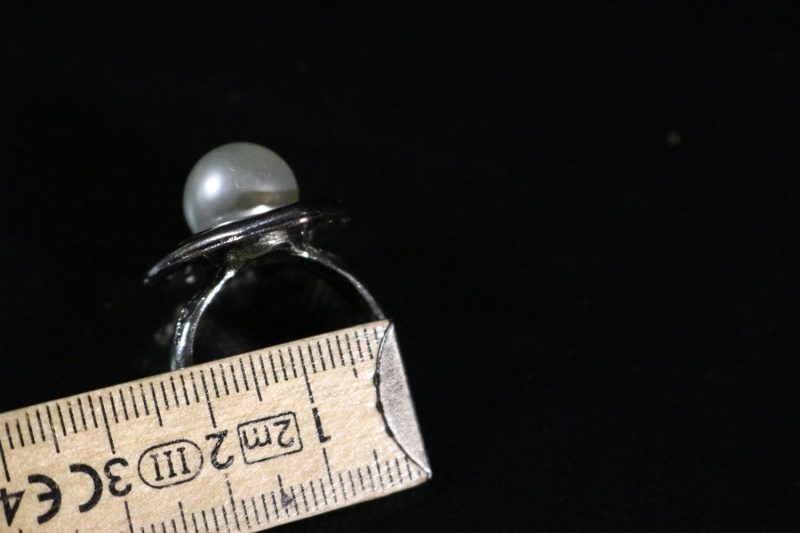 Ring och 1 örhänge med pärla, okänd material