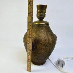 Unik bordslampa i bronsliknande design med figural relief - 25 cm