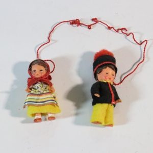 Prydnader, små dockor med  folkdräkt