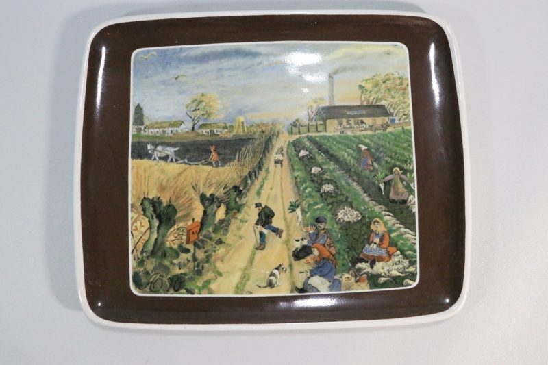 Väggfat från Höganäs med motiv efter Alma Örnströms målningar ca 30x24cm
