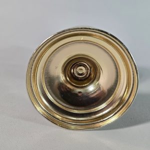 Liten fotogenlampa med metallfot. MÅTT: 16cm