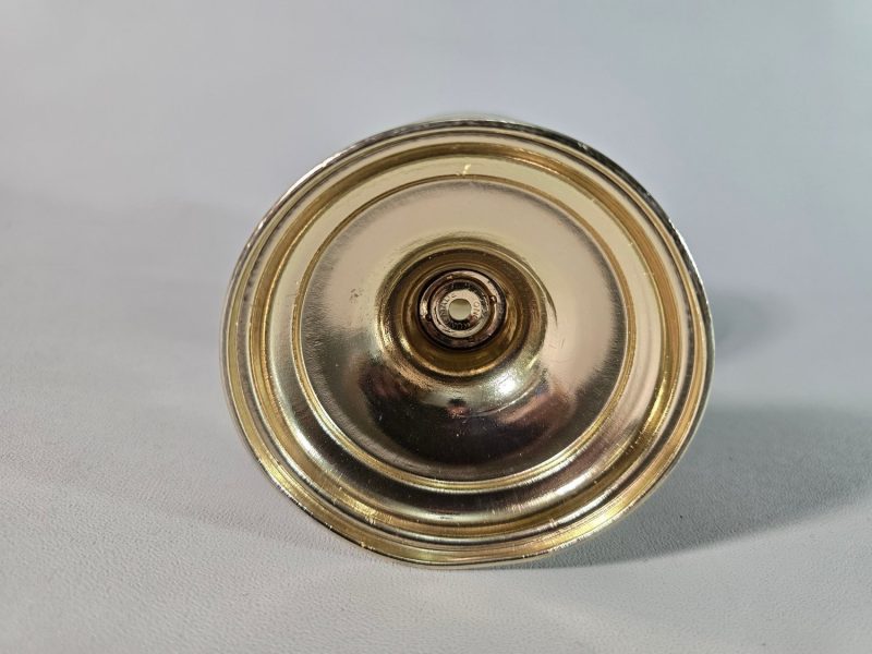 Liten fotogenlampa med metallfot. MÅTT: 16cm