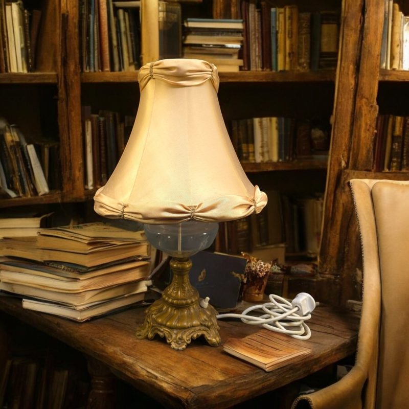 Elegant Bordslampa i Vintage-stil med Mässingsfot och Sidenliknande Skärm