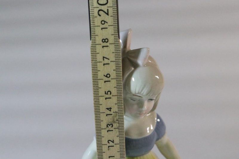 Figurin, flicka med gul blå klänning, GDR