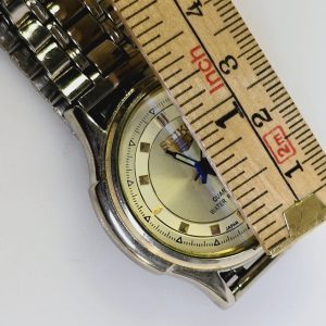 Seiko Quartz-klocka med guldfärgad urtavla – Stilren och Klassisk