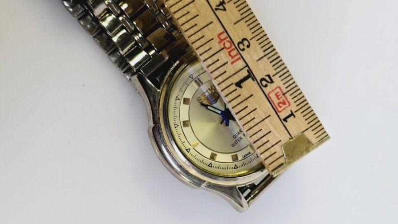 Seiko Quartz-klocka med guldfärgad urtavla – Stilren och Klassisk
