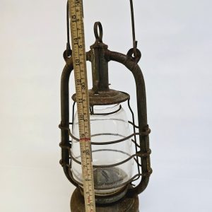 Rustik antik fotogenlykta med charm och historia