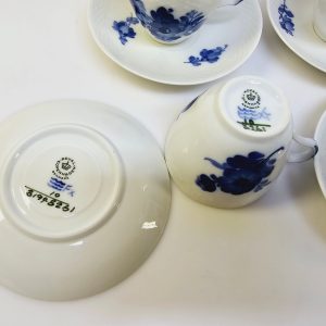 Fyra Eleganta Royal Copenhagen Blue Flower-koppar med fat – tidlös skönhet
