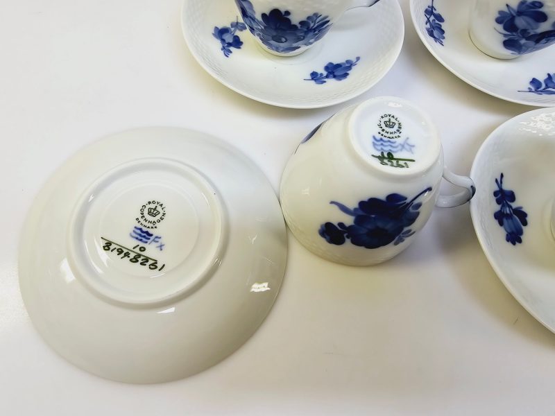 Fyra Eleganta Royal Copenhagen Blue Flower-koppar med fat – tidlös skönhet