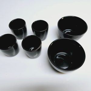 Elegant svart set med koppar och skålar – stilren design