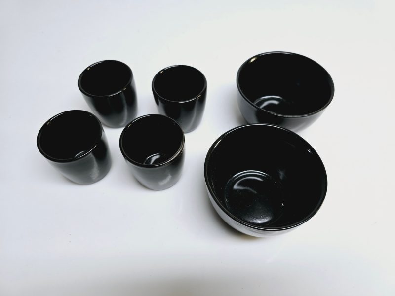 Elegant svart set med koppar och skålar – stilren design