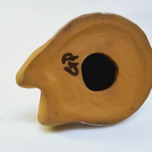 Flicka med fåglar – Keramikskulptur, 16 cm hög
