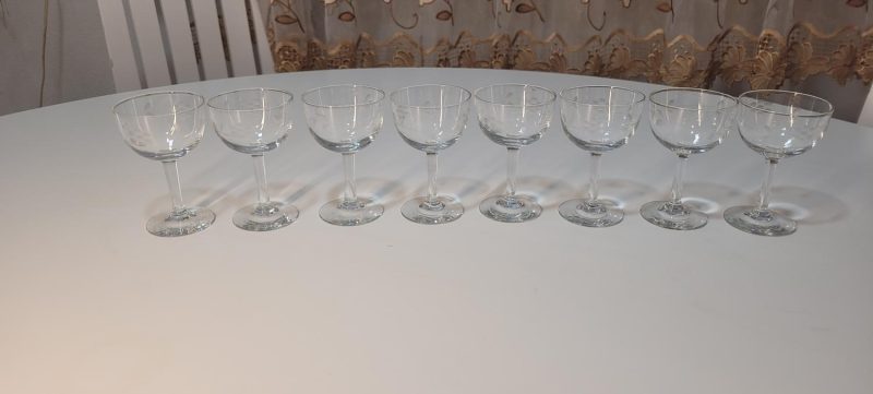 8 st, glas med etsad dekor