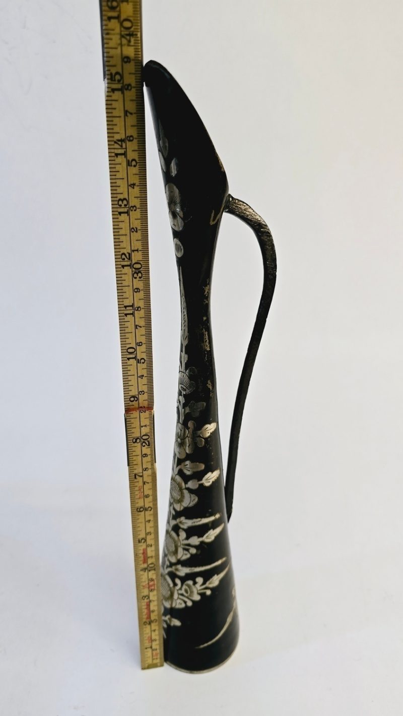 Elegant Metallvas med Blommotiv – 39 cm