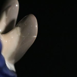 Bing och Gröndahl,  flicka som matar en duva - 2340 S MADE IN DENMARK
