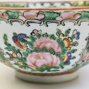 Antik kinesisk skål i klassisk Rose Medallion-stil