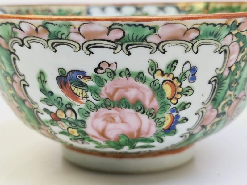 Antik kinesisk skål i klassisk Rose Medallion-stil