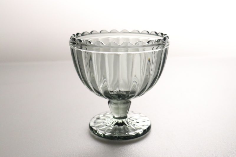 Skål på fot, glas, rökfärgat glas
