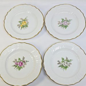 Elegant Set med 4 Tallrikar – Royal Copenhagen Blomsterdekoration