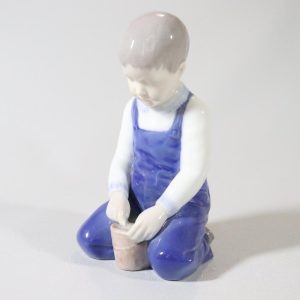 Figurin, Bing & Grondahl "Boy with bucket" - Sv. Lindhart 14 cm, Lagad