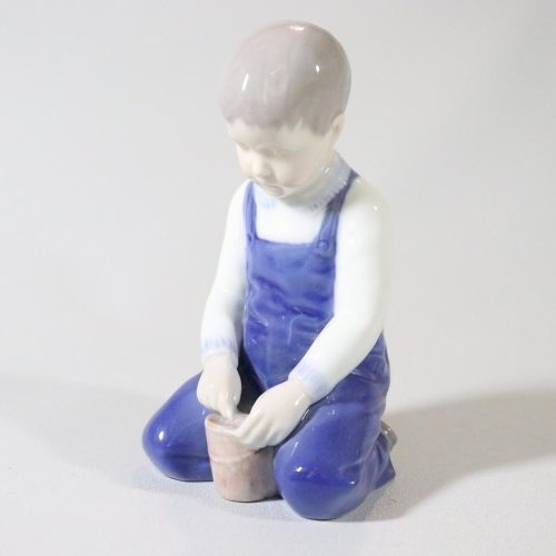 Figurin, Bing & Grondahl "Boy with bucket" - Sv. Lindhart 14 cm, Lagad
