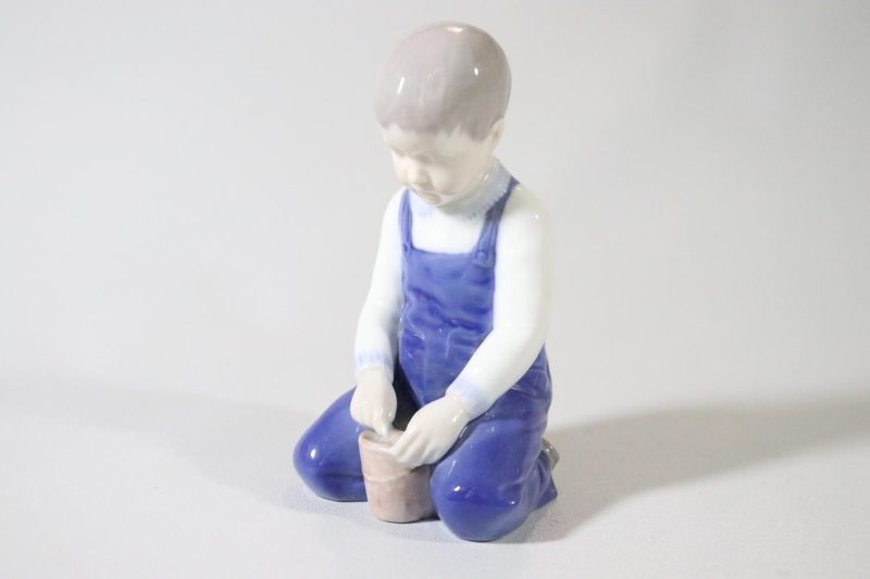 Figurin, Bing & Grondahl "Boy with bucket" - Sv. Lindhart 14 cm, Lagad