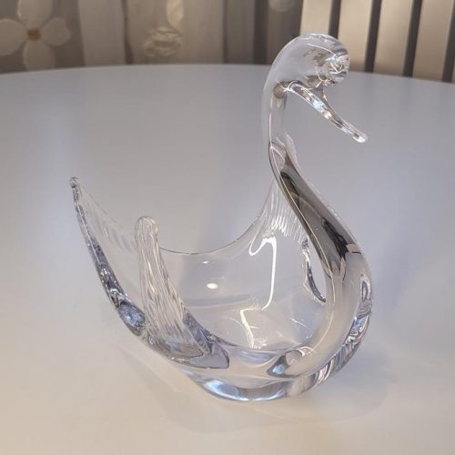 Svan i glas med uppspärrade vingar och vackert krökt hals