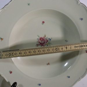 Eleganta djupa tallrikar med blommotiv – 24 cm, klassisk charm