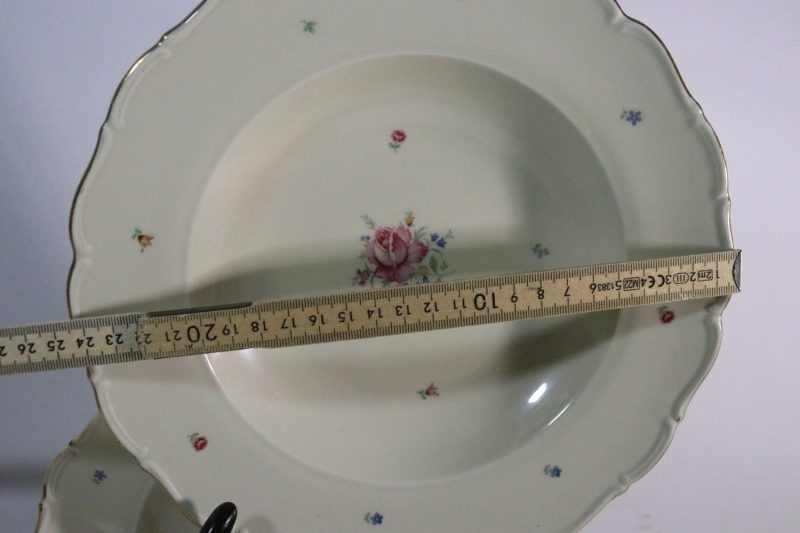 Eleganta djupa tallrikar med blommotiv – 24 cm, klassisk charm