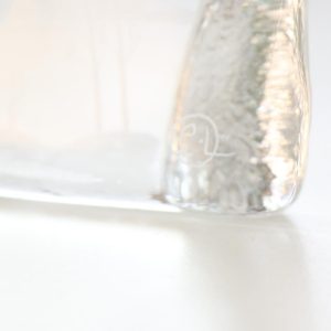 Glasblock, jägare, signerad med initialer