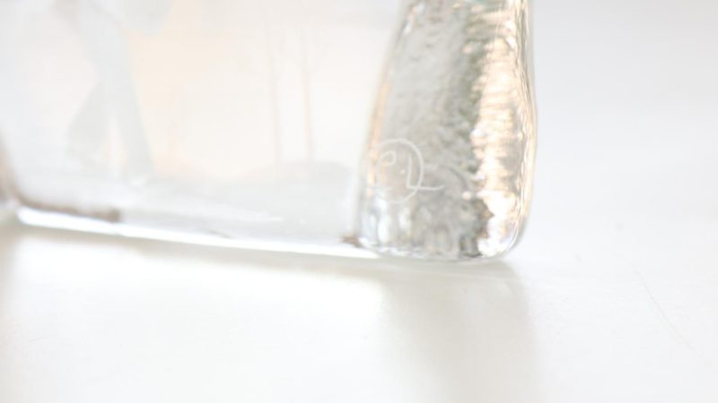 Glasblock, jägare, signerad med initialer