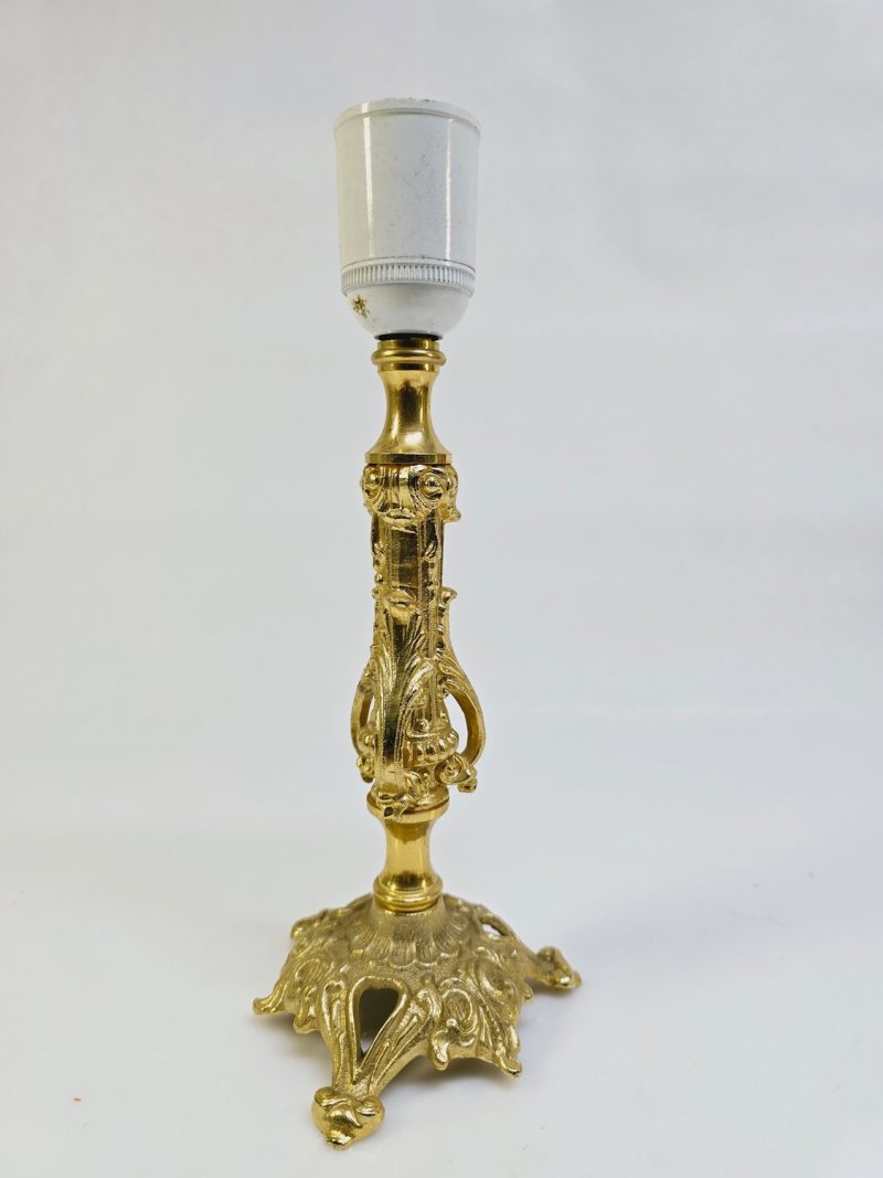 Elegant bordslampa i förgylld mässing från Kenbro – en tidlös klassiker