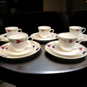 Charmiga handmålade kaffekoppar med fat från Gustavsberg – Ranka-serien