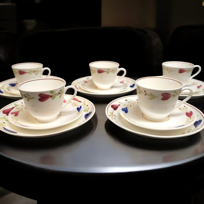 Charmiga handmålade kaffekoppar med fat från Gustavsberg – Ranka-serien