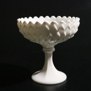 Elegant Vit Milkglass-skål på Fot – Perfekt för Samling eller Dekoration