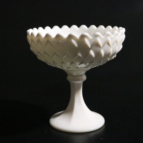 Elegant Vit Milkglass-skål på Fot – Perfekt för Samling eller Dekoration