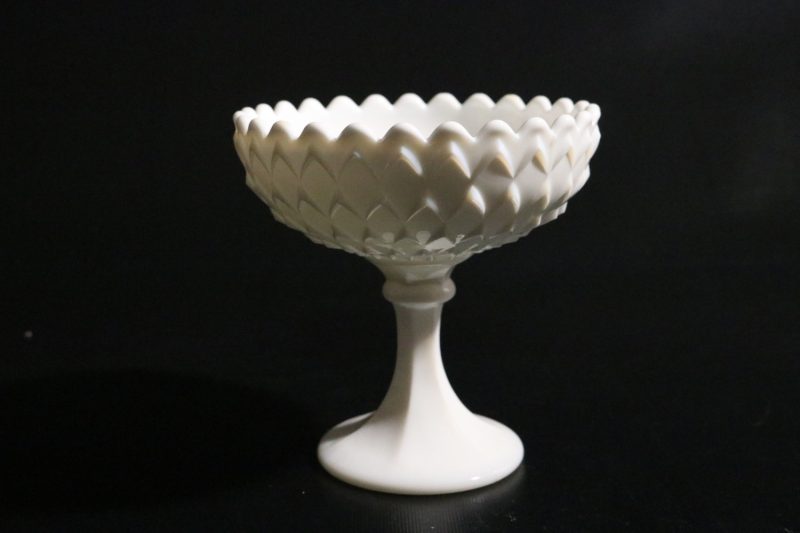 Elegant Vit Milkglass-skål på Fot – Perfekt för Samling eller Dekoration