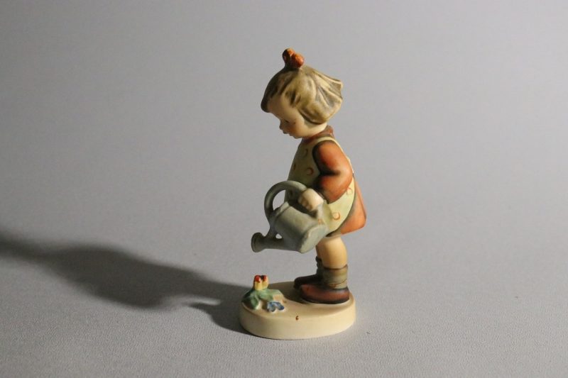 Vintage Porslinsfigur - Flicka med Vattenkanna