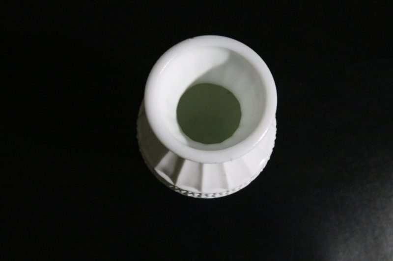Vintage Vas i Opalinglas/Mjölkglas – Made in Taiwan
