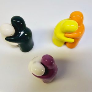 Set med charmiga kryddkar i form av kramande figurer